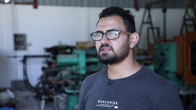 Muhammed Sultan, Gazze'de bir plastik geri dönüşüm atölyesini işletiyor. Fotoğraf: TRT Arabi